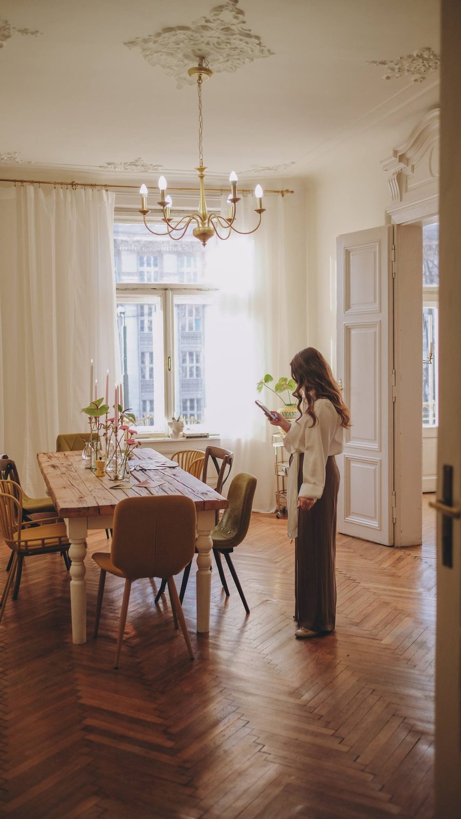 Pracownia POSTO – sala z żyrandolem i parkietem