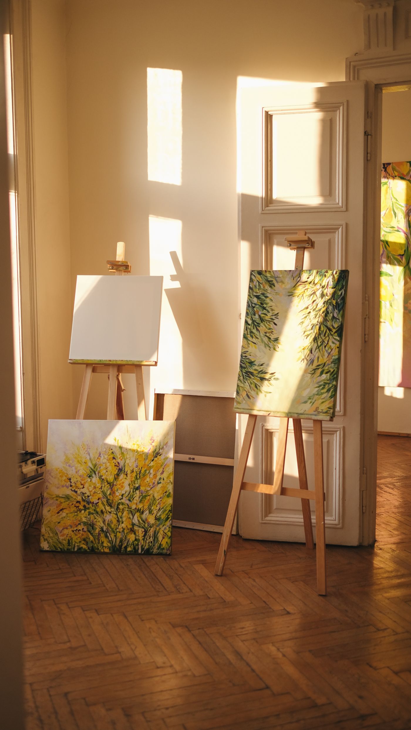 Dwie sztalugi w złotym świetle pracowni POSTO