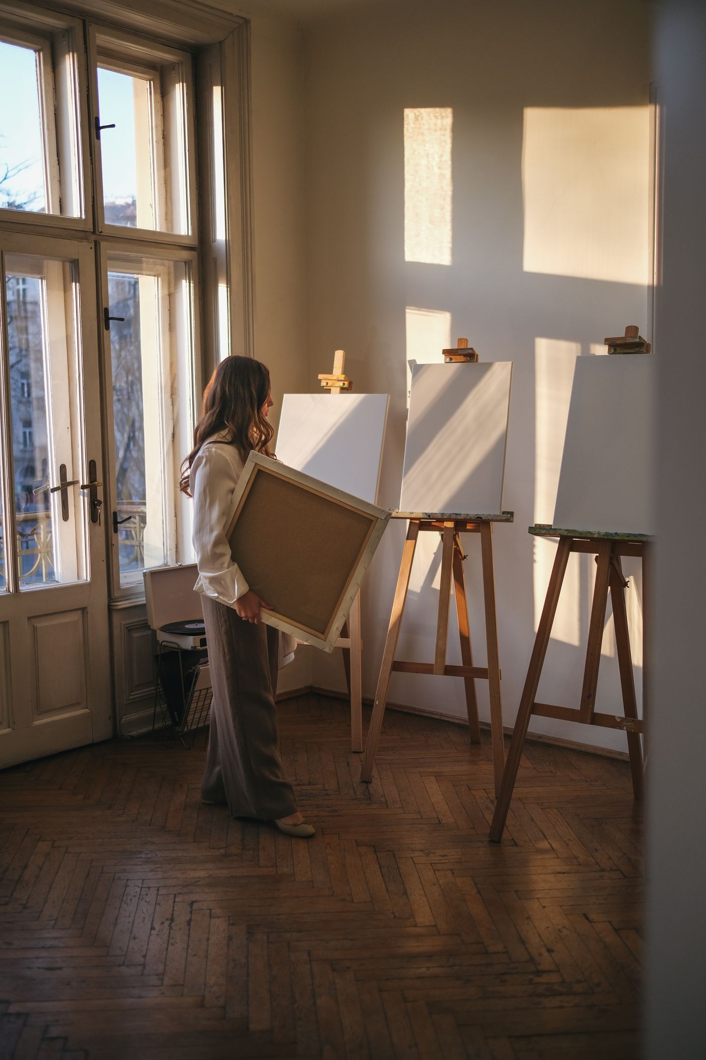 Julia przygotowuje płótno